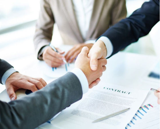 在多工位冷(lěng)镦機的設計和制造中，如何考慮生産效率和加工精度的(de)平衡？有哪些優化措施和技術？