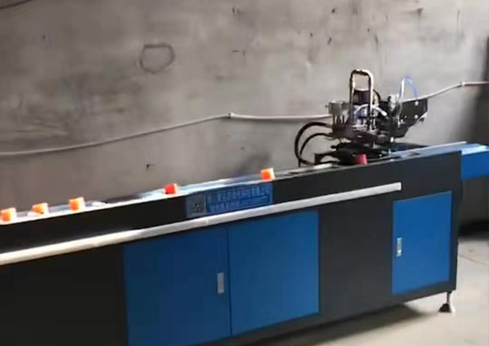 涿(zhuō)州中空玻(bō)璃打膠機已交付使用